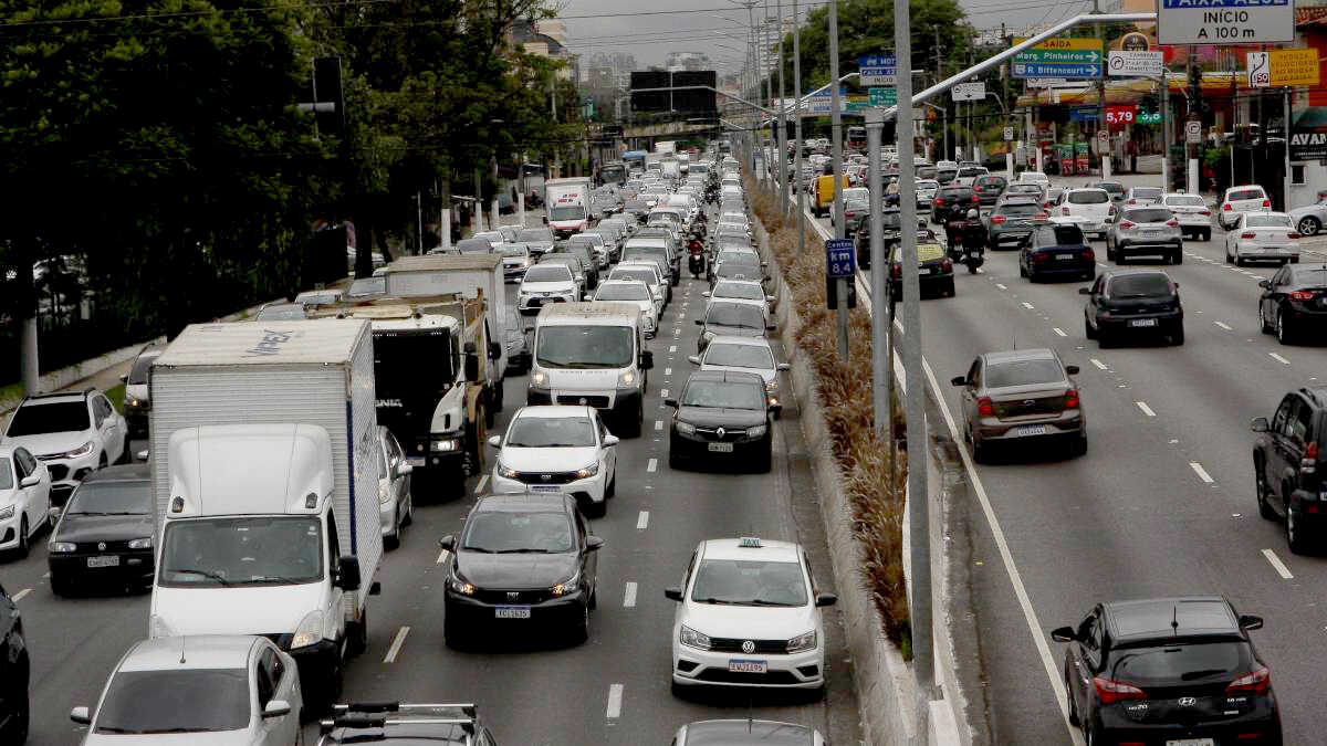 Trânsito em SP: lentidão atinge 534 km e trava marginais nesta segunda