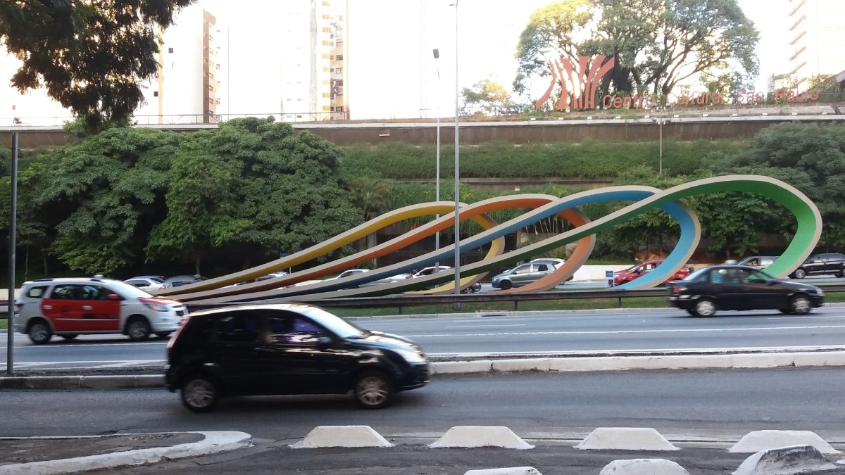 Entenda o significado do monumento de Tomie Ohtake na 23 de Maio