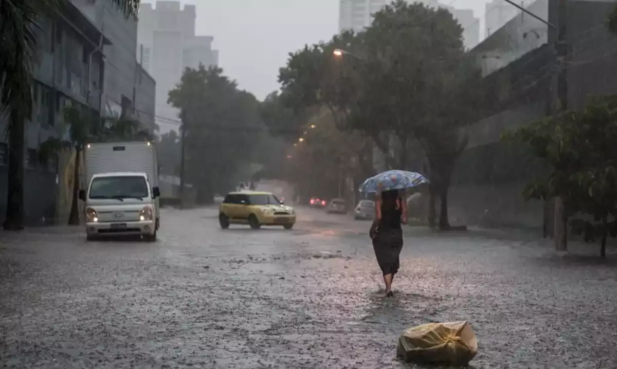 Prefeitura de Santos alerta para pancadas de chuva e rajadas de vento no final de semana