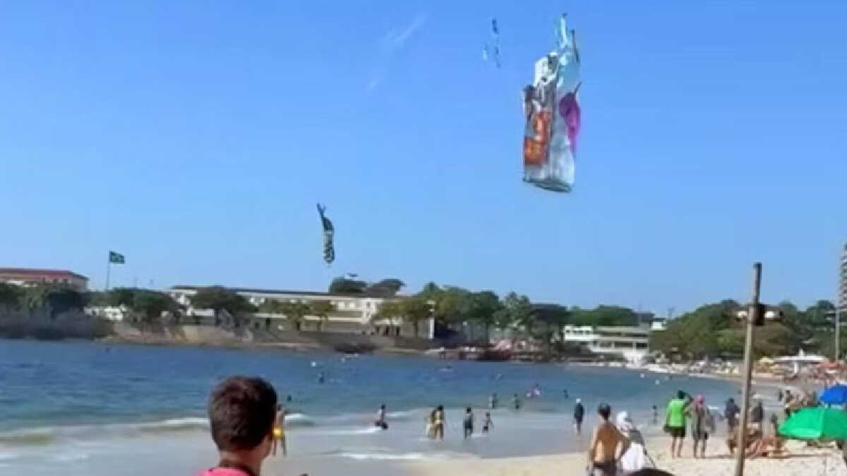 Balão cai na praia de Copacabana e assusta banhistas; VÍDEO