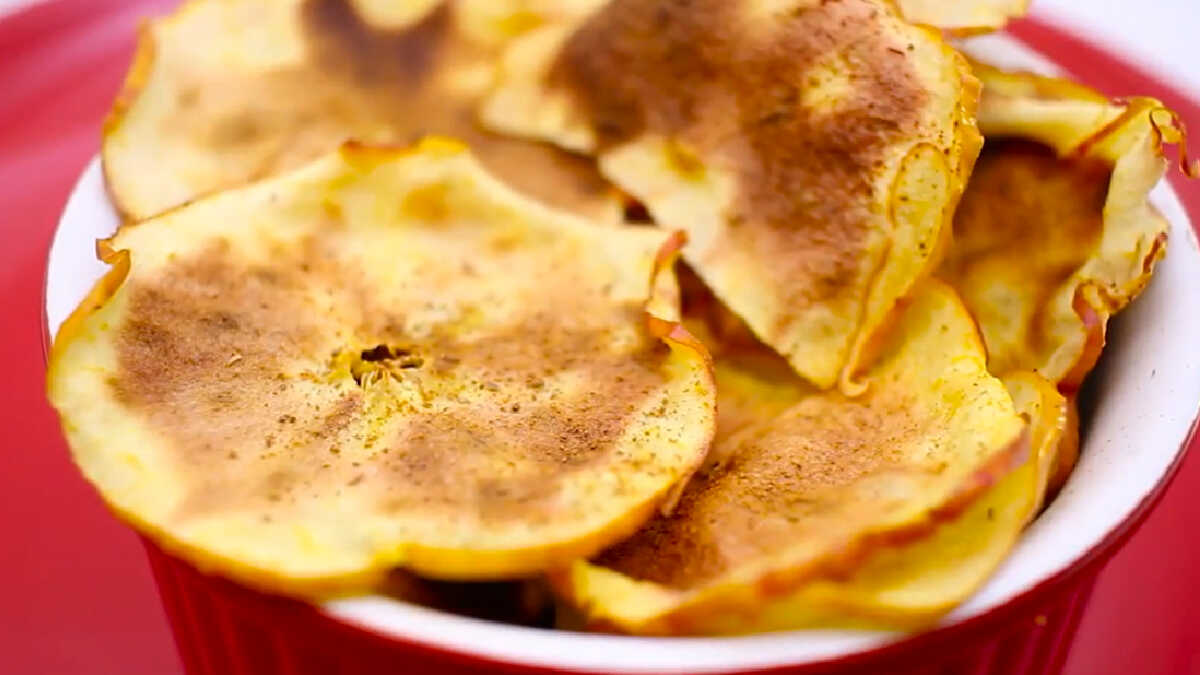 Aprenda a preparar chips de maçã saudáveis e crocantes no micro-ondas