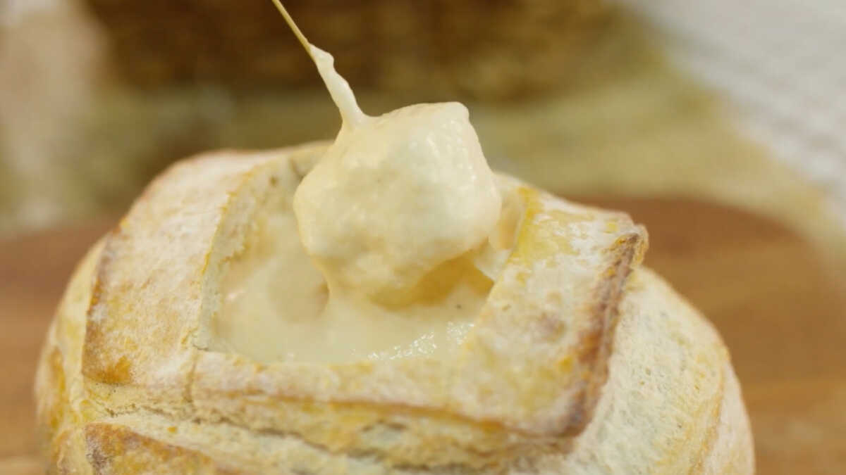 Como preparar um fondue de queijo assado no pão italiano para noites frias