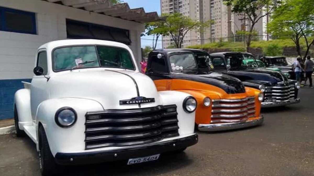 Americana recebe encontro de carros antigos com veículos clássicos e mercado de pulgas
