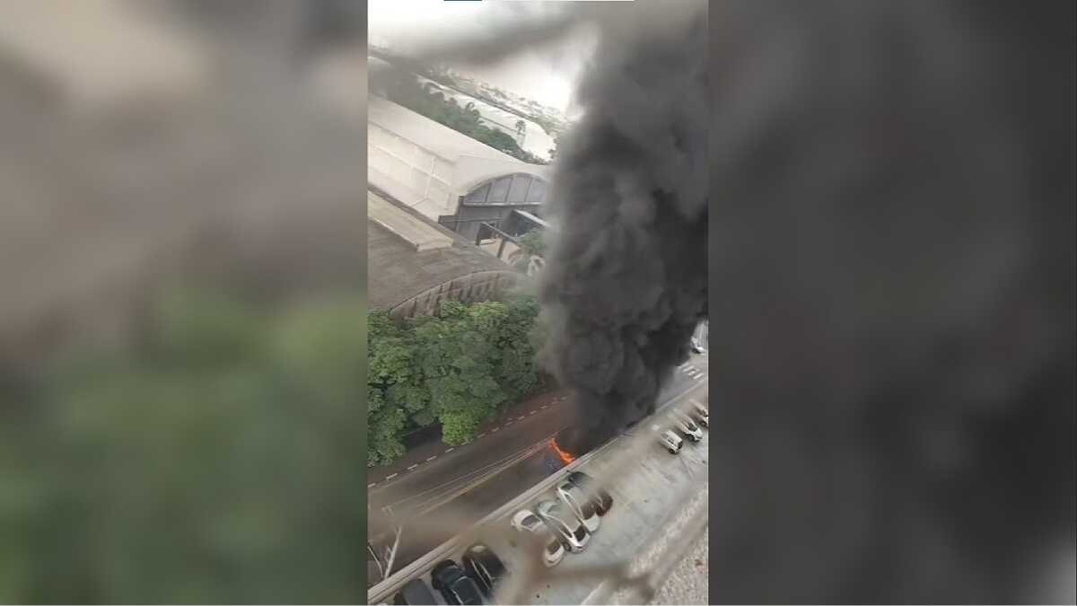 Fogo em ônibus assusta moradores após barulho de explosão em Guarulhos