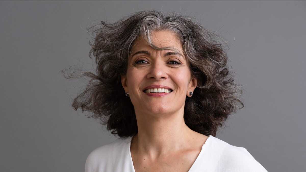 Adeus à raiz marcada: nova coloração que rejuvenesce a mulher madura explode nos salões