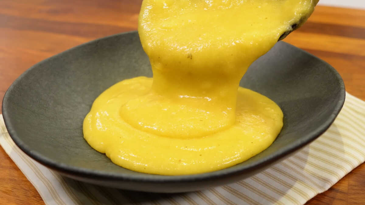 Como fazer uma polenta mole cremosa e rápida sem erros para os dias frios
