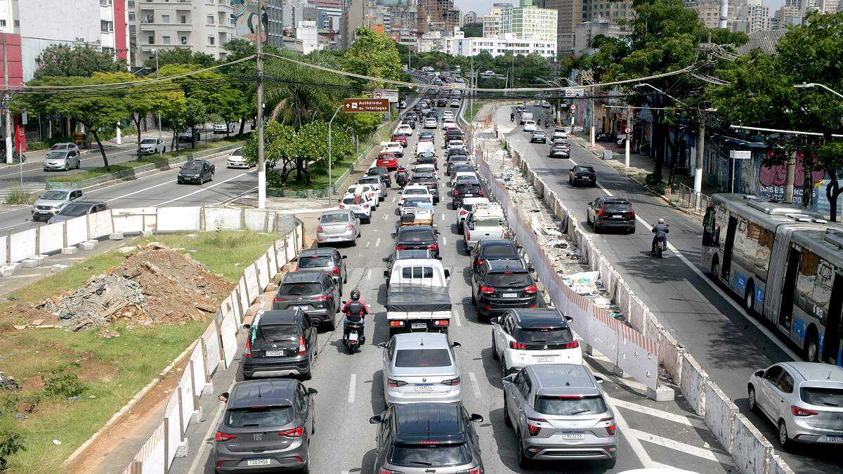 Trânsito em SP hoje: cidade registra 613 km de lentidão; veja alternativas