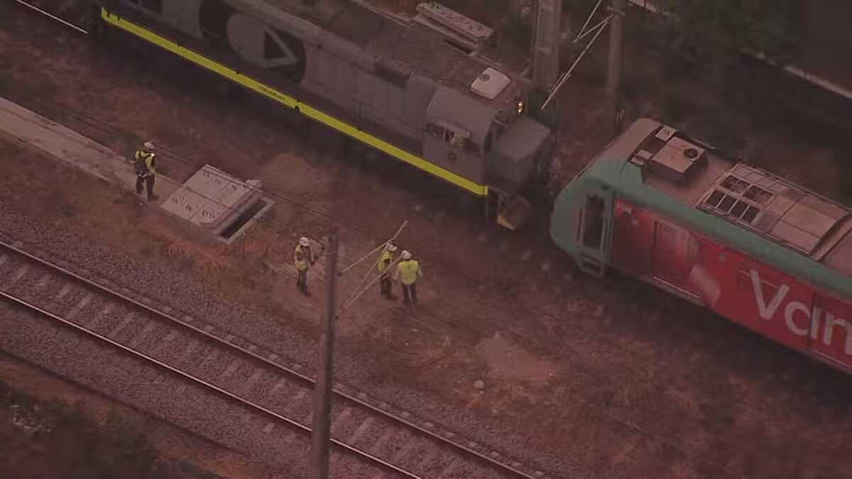 Trem da linha 9-Esmeralda descarrila e afeta circulação de trens na manhã desta segunda