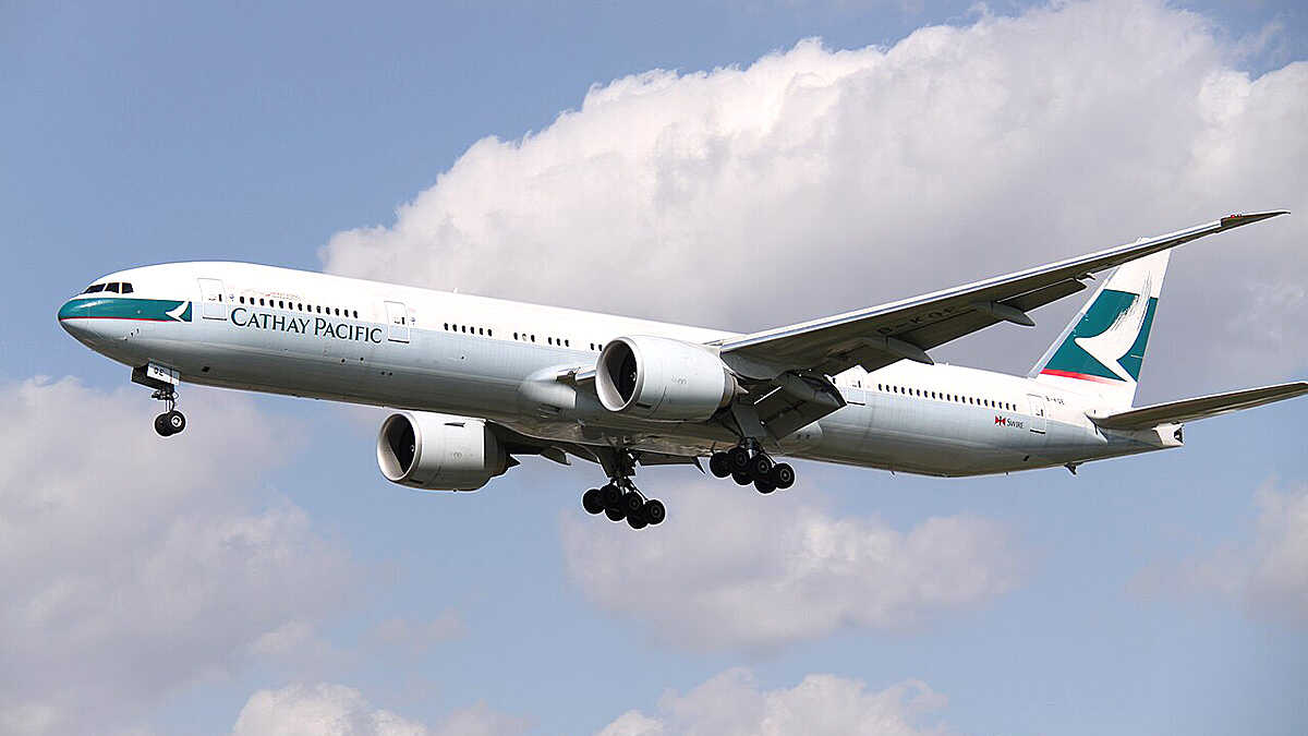 Avião atropela pedestre a 235 km/h e pega fogo durante decolagem
