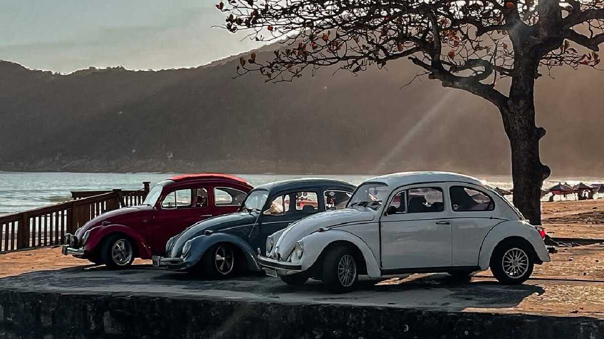 São Vicente recebe encontro de carros antigos na areia da praia no sábado