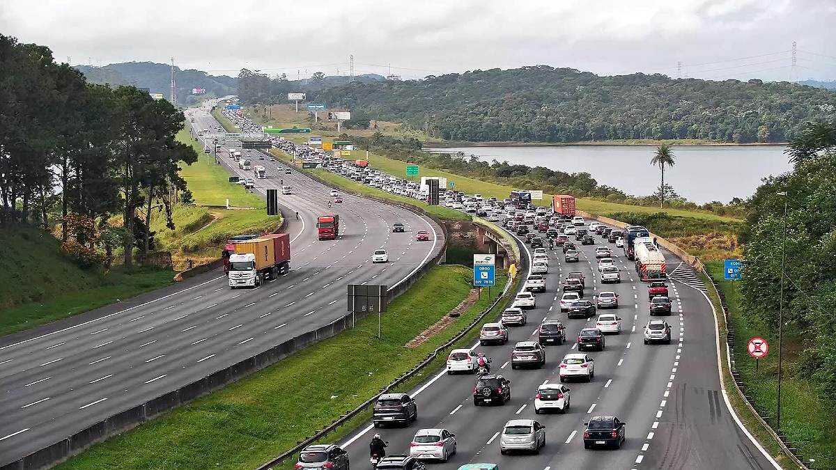 Atraso de 1h e quase 40 km de lentidão: Veja fotos da Imigrantes agora
