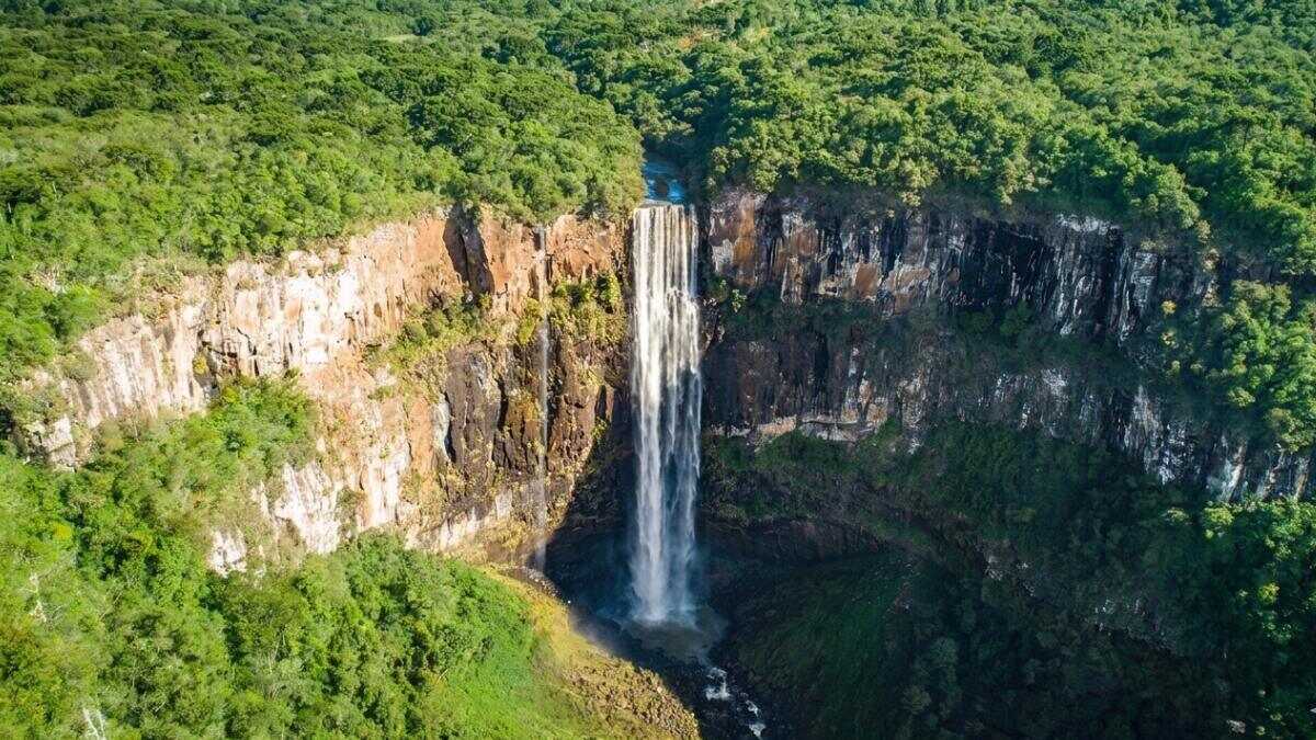 'Terra das cachoeiras gigantes' reúne mais de 100 quedas d'água no interior do Brasil