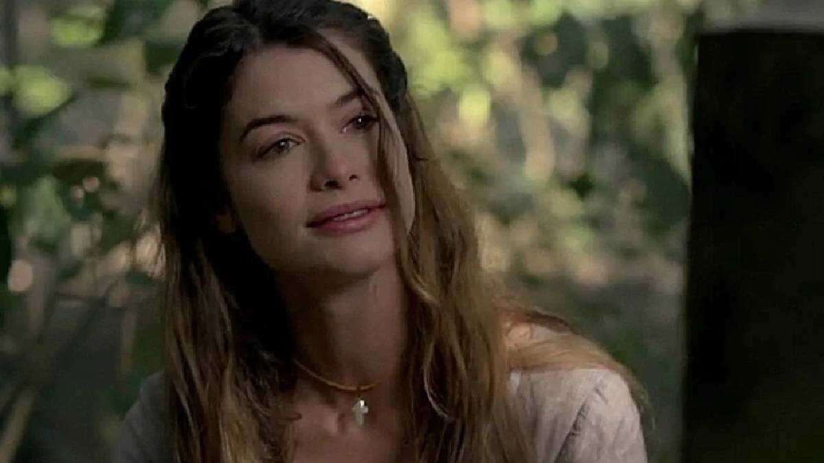 Além do Tempo: Lívia percebe presença misteriosa no túmulo do pai