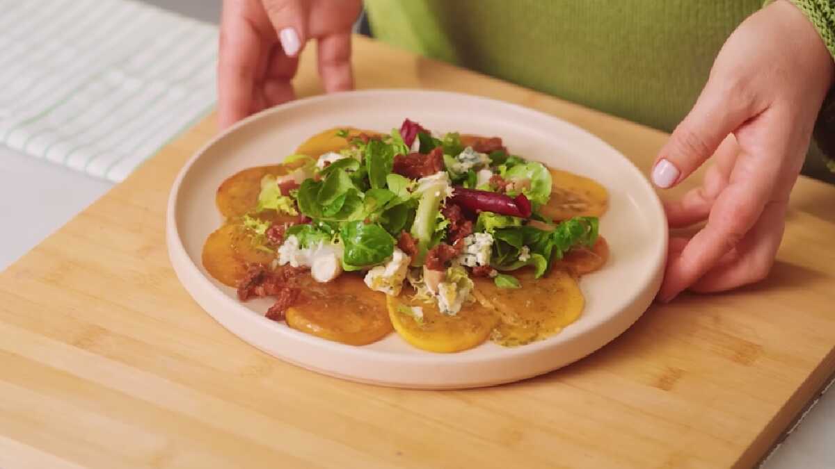 Como preparar uma salada morna de caqui maduro com queijo para o outono