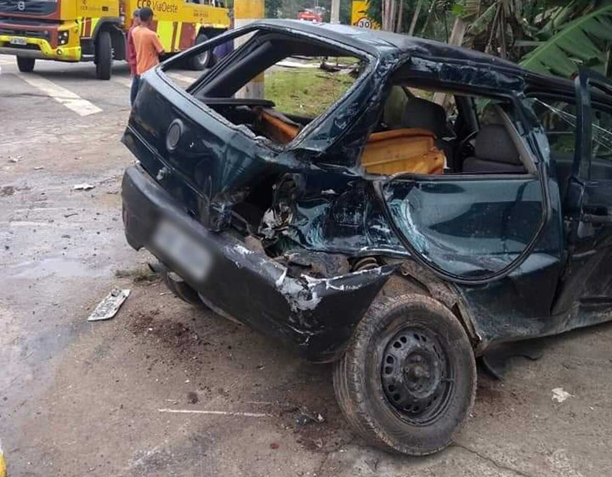 Caminhão bate em quatro carros e cai em ribanceira - Gazeta de São Paulo