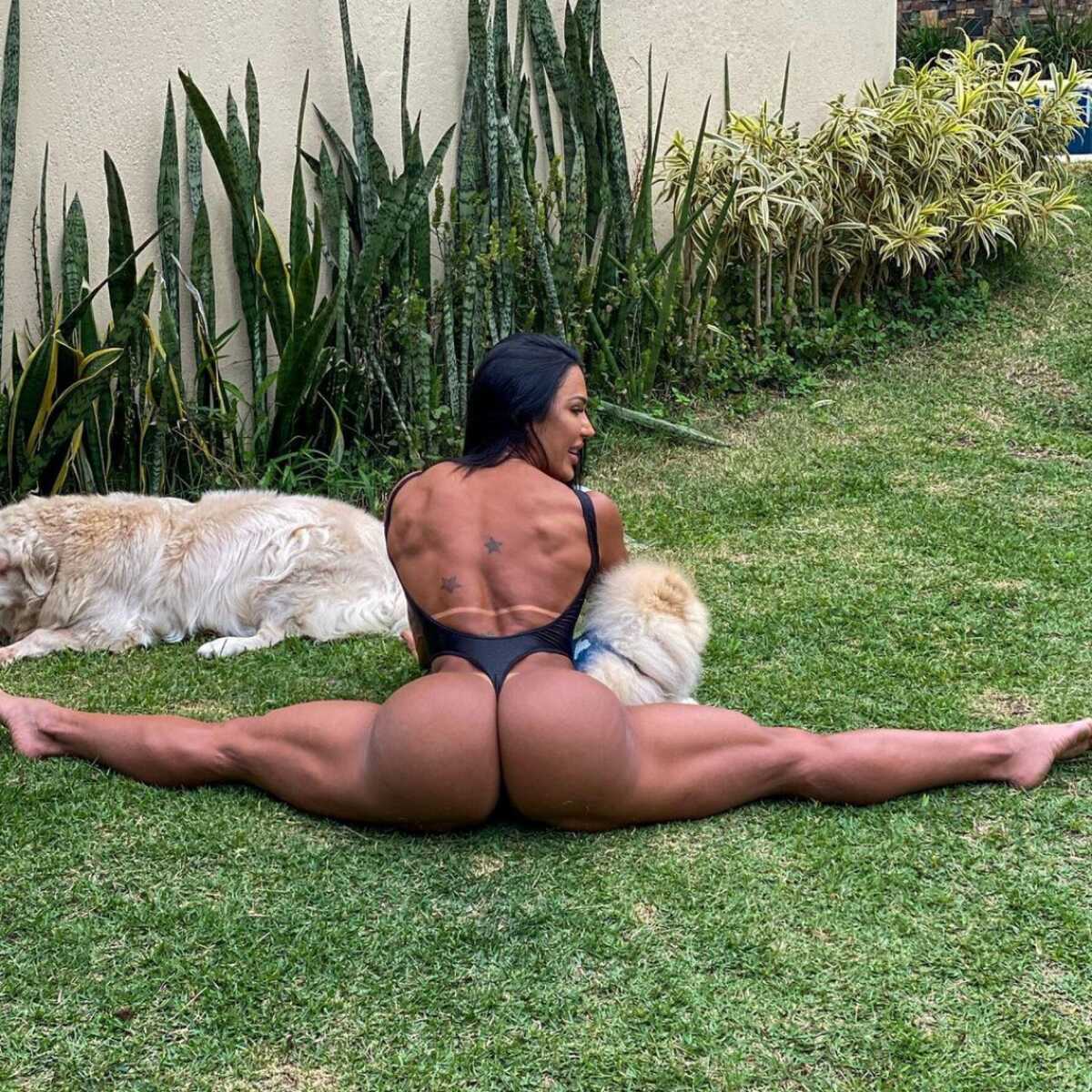 De maiô fio dental, Gracyanne Barbosa exibe toda sua elasticidade.