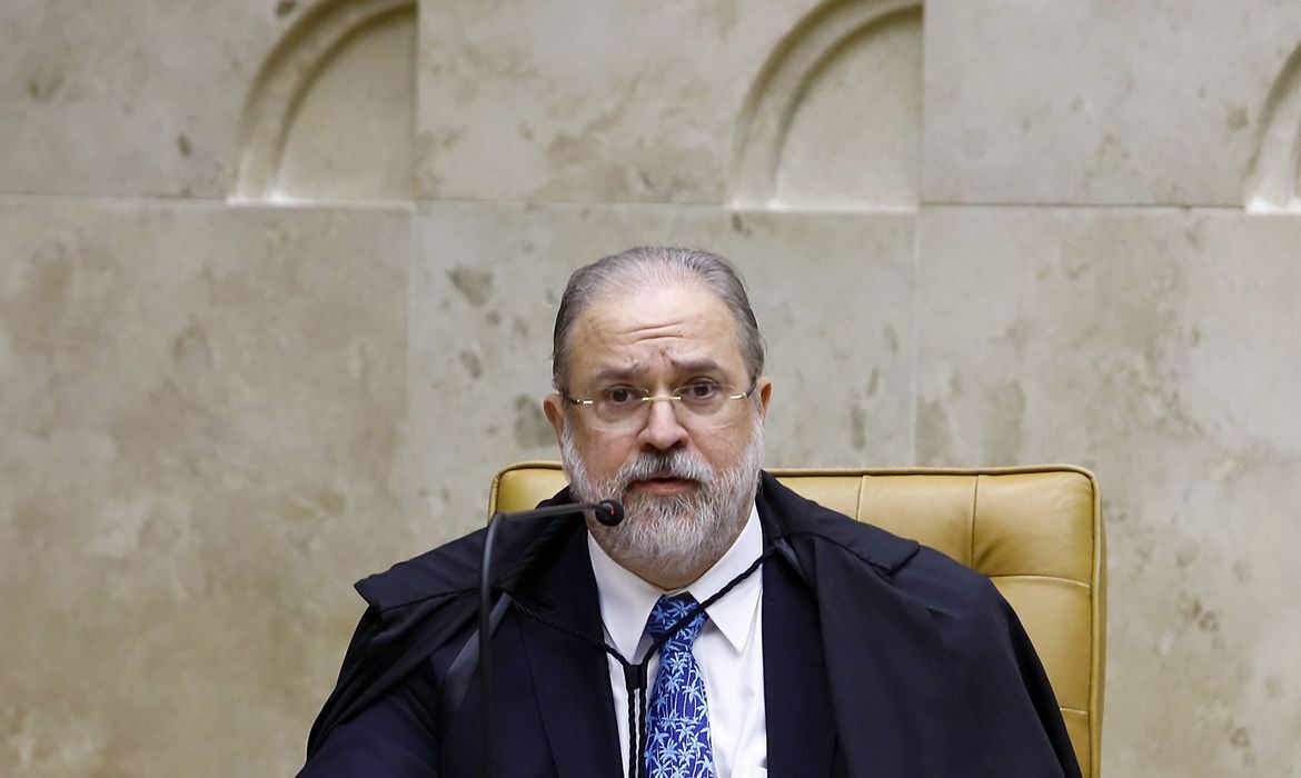 Acusado de pegar leve com o presidente Jair Bolsonaro (PL), o procurador-geral da República, Augusto Aras, tem respondido que não se pode adotar como critério o 'conjunto da obra' 