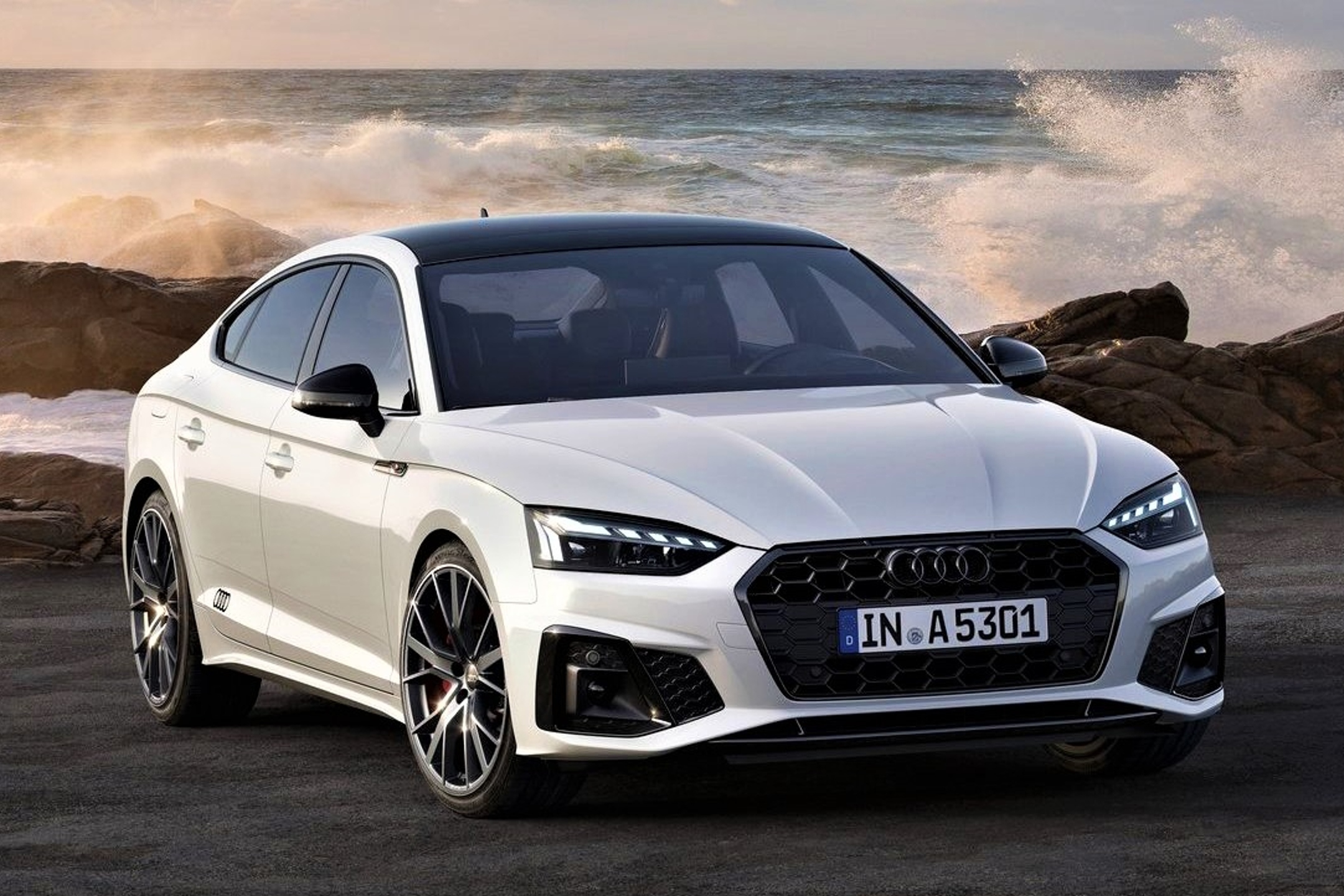 O A5 Sportback tem alguns elementos introduzidos a partir da nova linguagem de design da Audi, como a grade frontal Singleframe mais larga e saídas de ventilação acima dela inspiradas no clássico Audi Sport Quattro de 1984