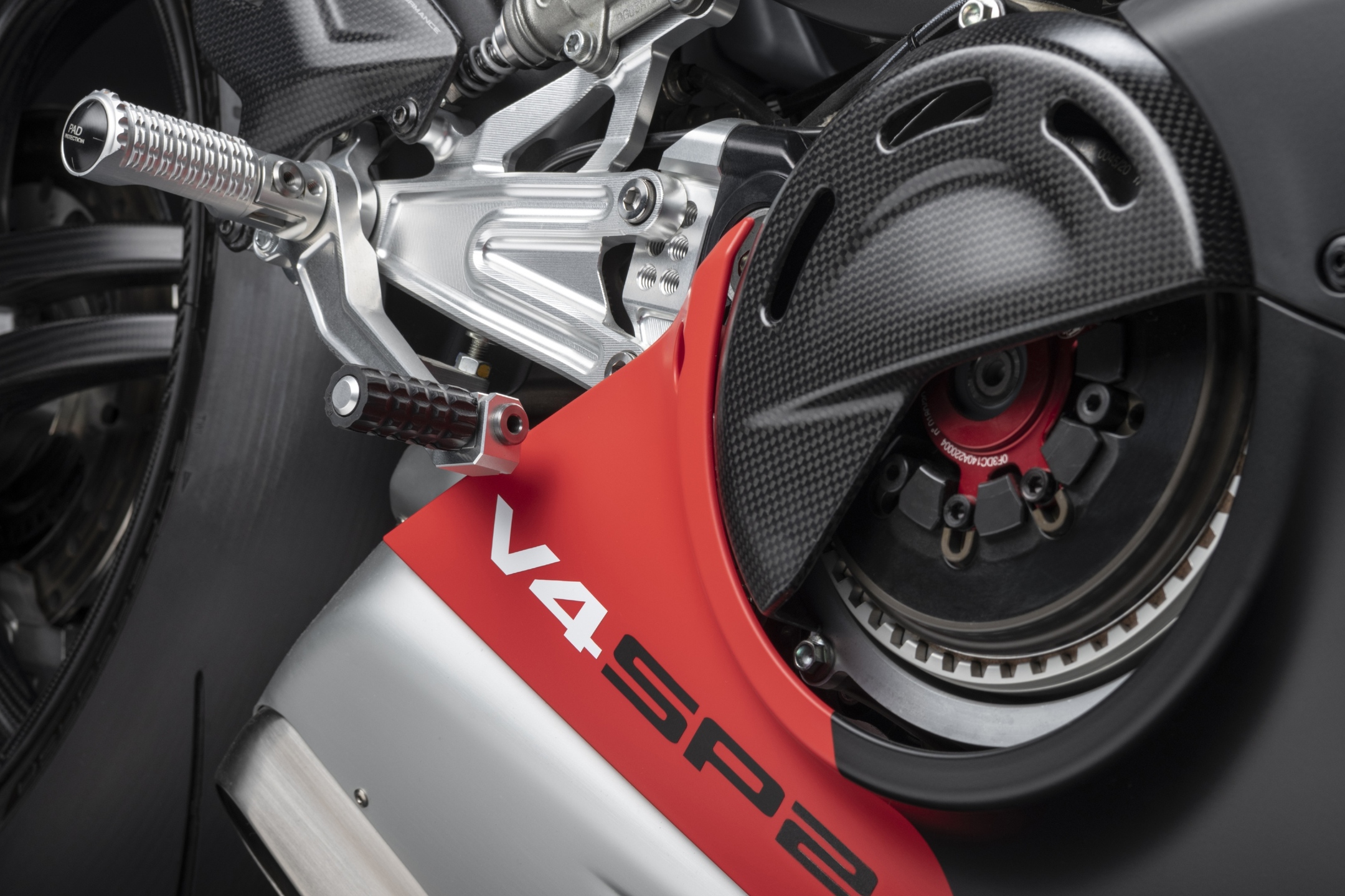 O motor Desmosedici Stradale de 1.103 cc com origem na MotoGP da Panigale V4 SP2 foi aperfeiçoado com a introdução de elementos técnicos dedicados