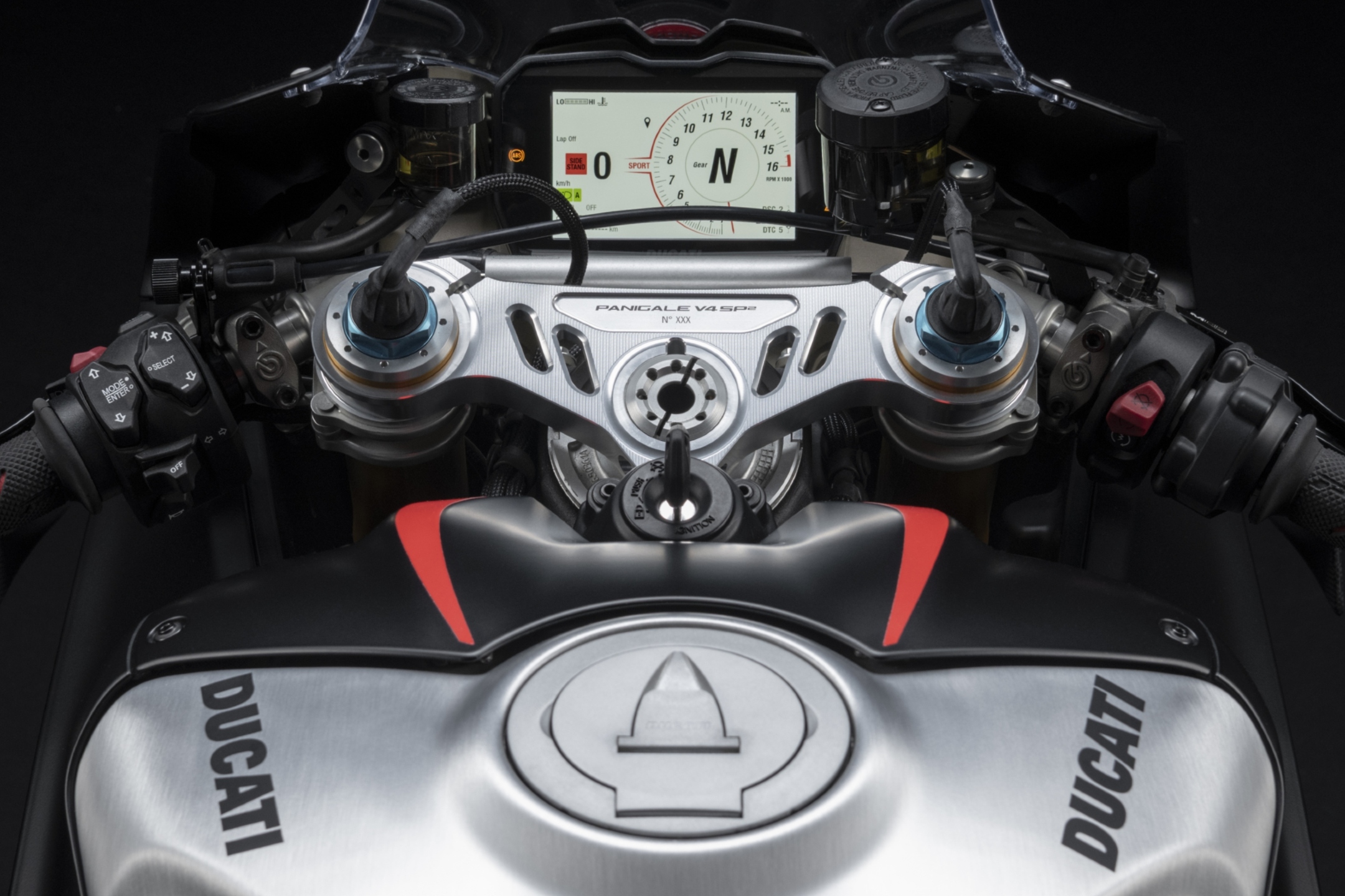 A Panigale V4 SP2 conta ainda com um pacote eletrônico que inclui controles para a gestão de todas as fases da pilotagem, cujos parâmetros estão ligados aos quatro motos de condução 