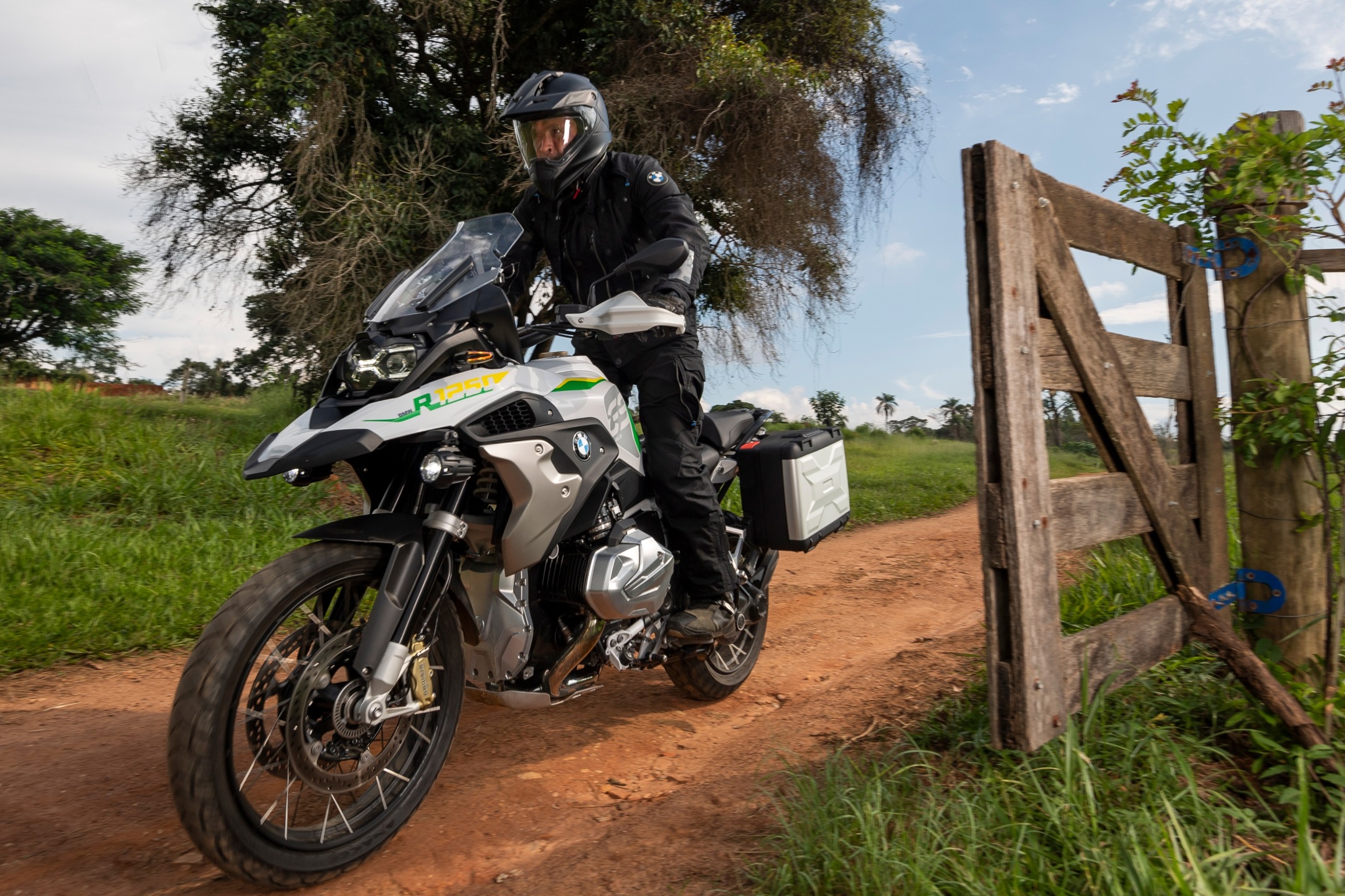 O modelo vem equipado com Modos de Pilotagem Pro, que oferecem máxima dinâmica de pilotagem e segurança em piso seco, molhado ou off-road