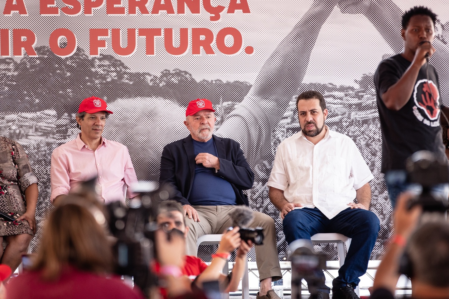 Haddad, Lula e Boulos durante evento do MTST