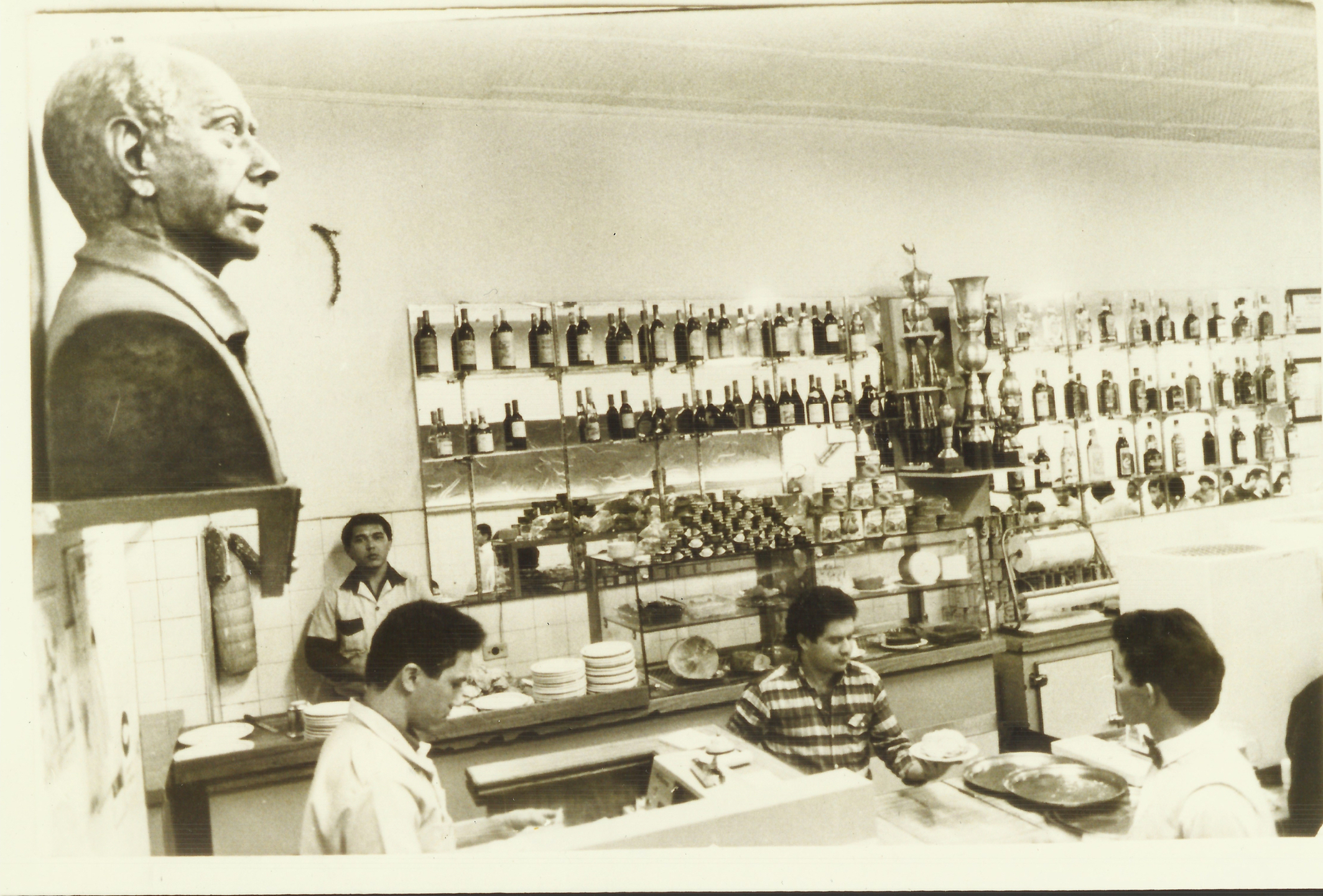 O restaurante fez um busto em homenagem ao bauruense Casimiro