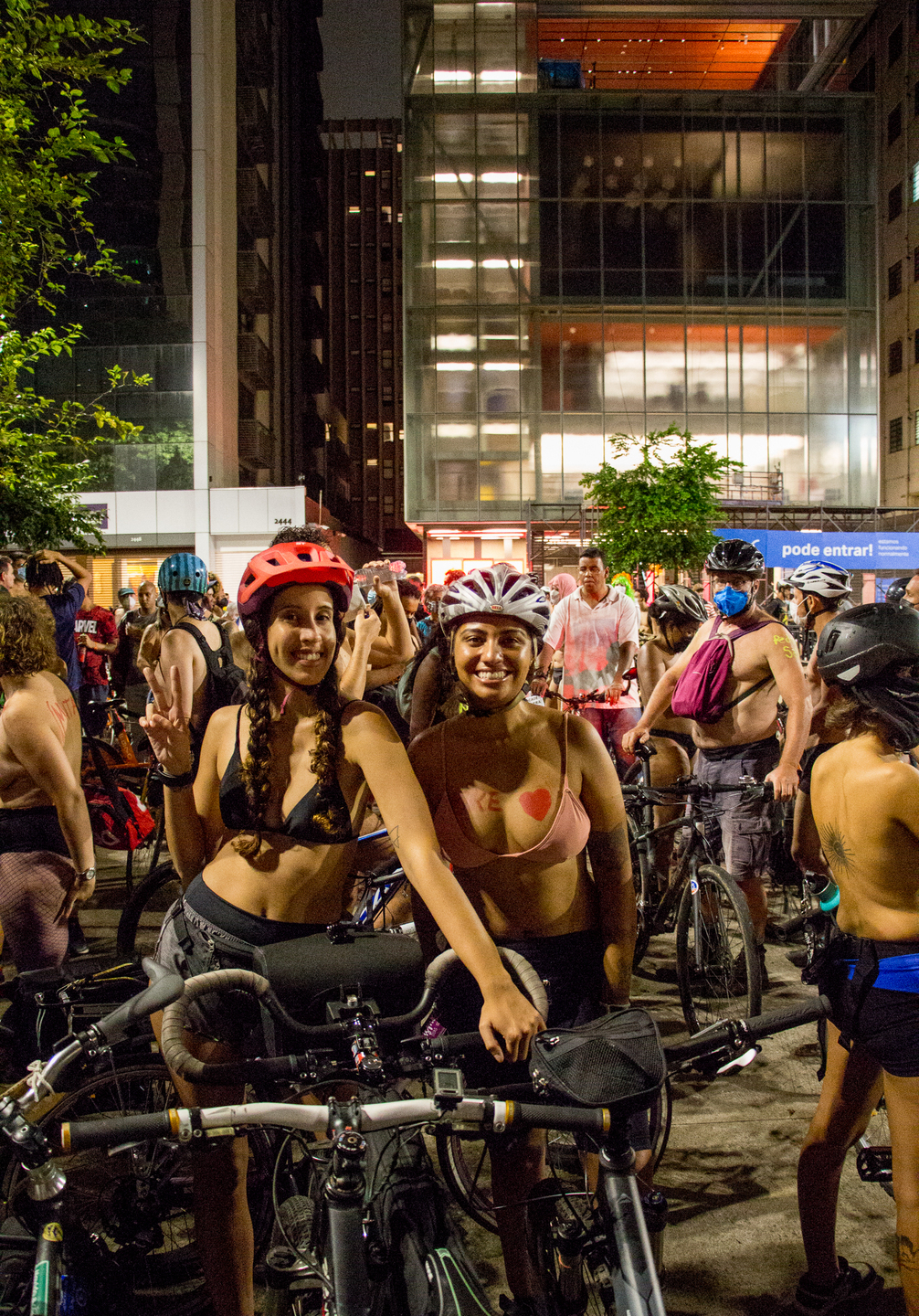 Ciclistas pedalam nus em protesto por visibilidade na av. Paulista - Gazeta  de São Paulo