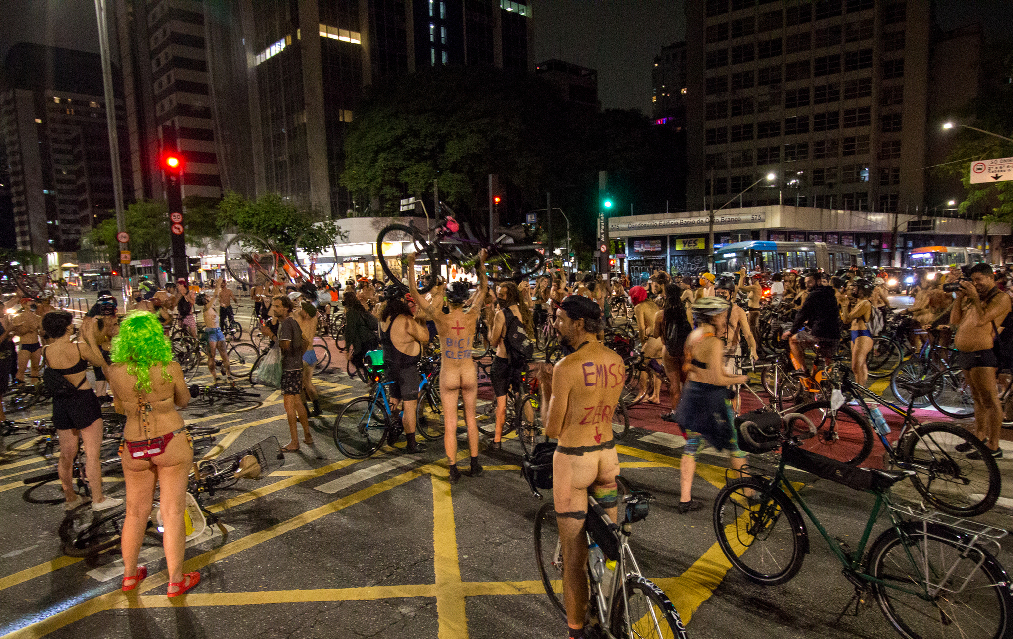 Pedindo por visibilidade e segurança, ciclistas pedalam pelados na av.  Paulista - Gazeta de São Paulo