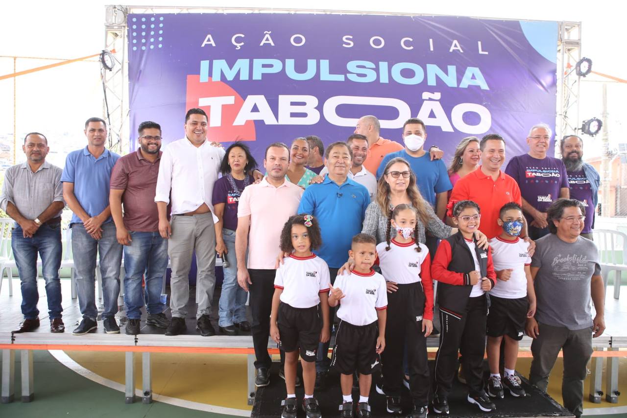 Prefeito Aprígio (azul) durante abertura do Impulsiona Taboão 