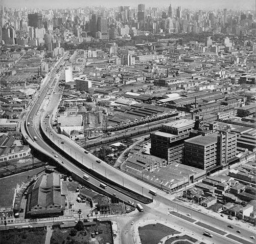 A Avenida Radial Leste com o mais extenso viaduto urbano do país, na divisa dos bairros do Brás e da Moóca, como aparece na foto aérea de 1968 