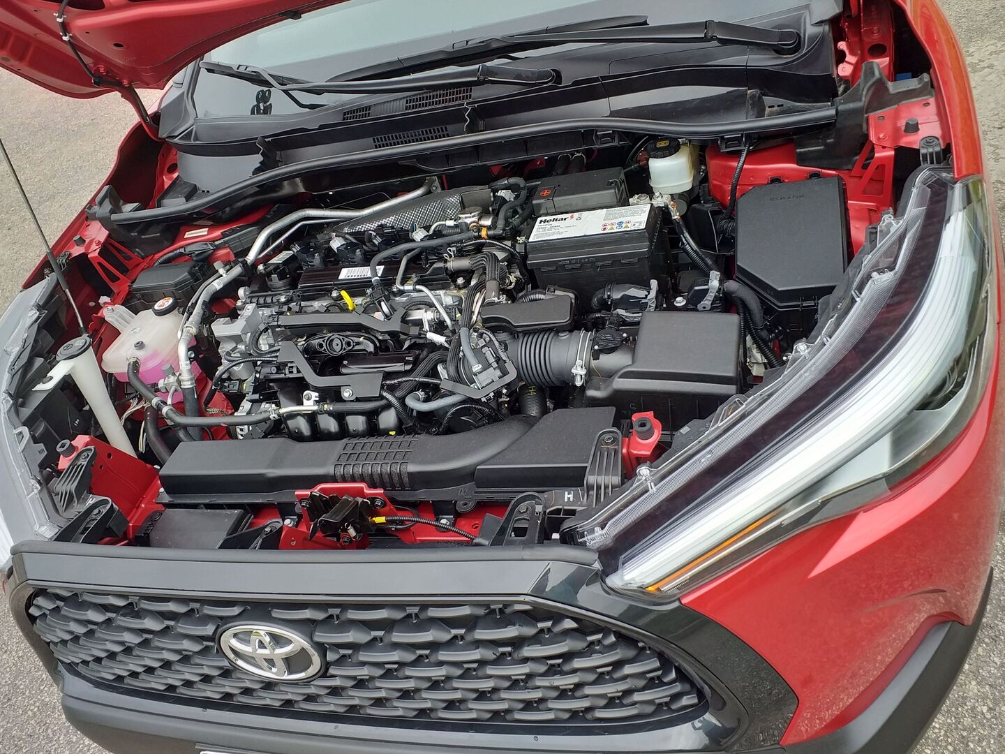 O Corolla Cross é oferecido em duas motorizações. As versões híbridas, mais caras, utilizam o motor 1.8L VVT-i 16V de ciclo Atkinson em conjunto com dois elétricos, com potência combinada de 122 cavalos