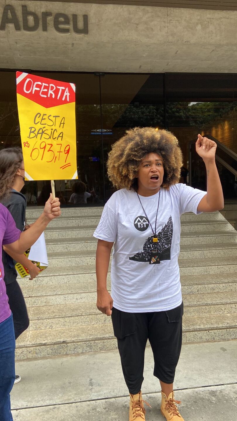 Integrantes do MTST protestaram em frente a sede de empresa