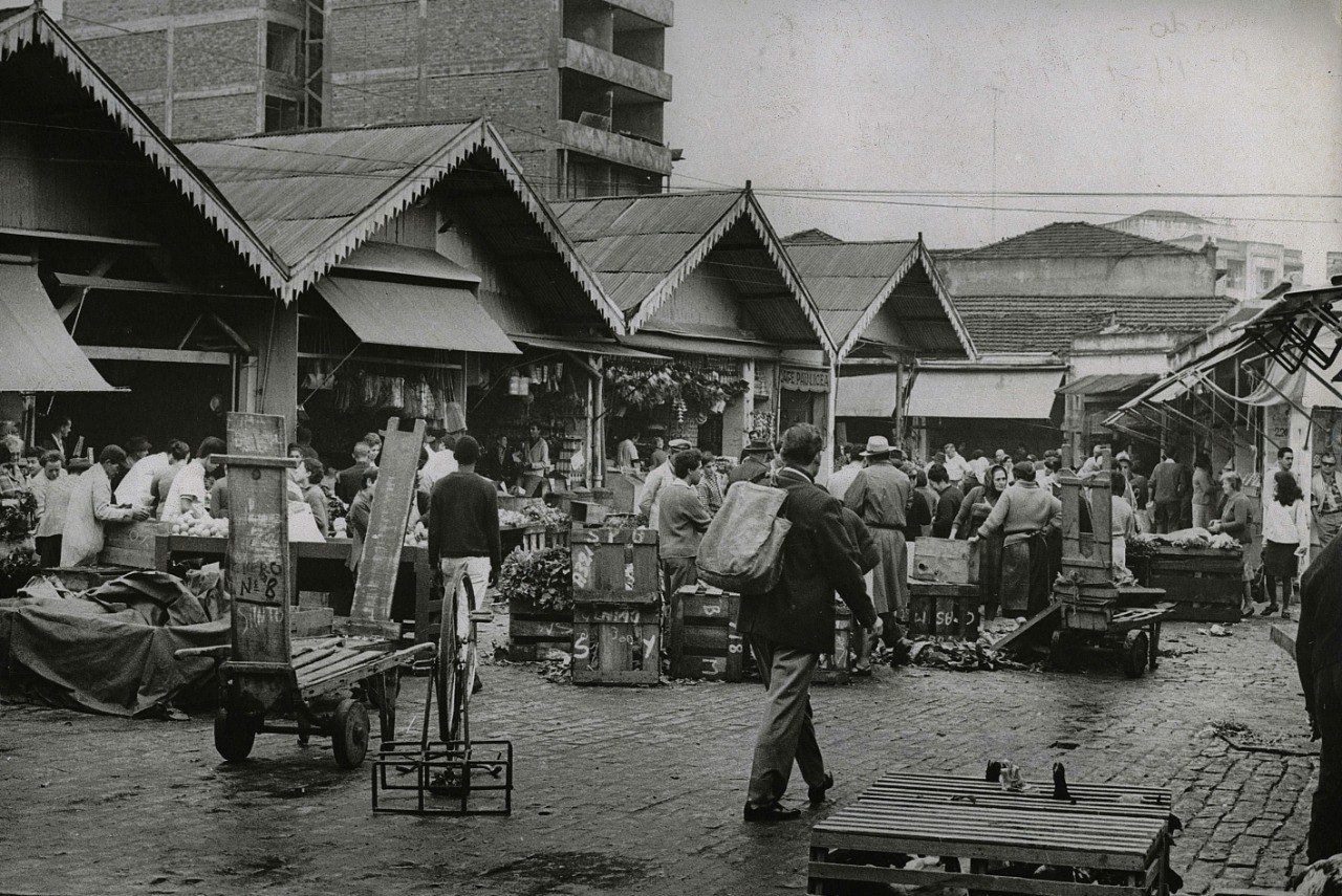 Movimento de consumidores e comerciantes no Mercado Municipal de Pinheiros, nessa época chamado de entreposto de Pinheiros  19-09-1954  