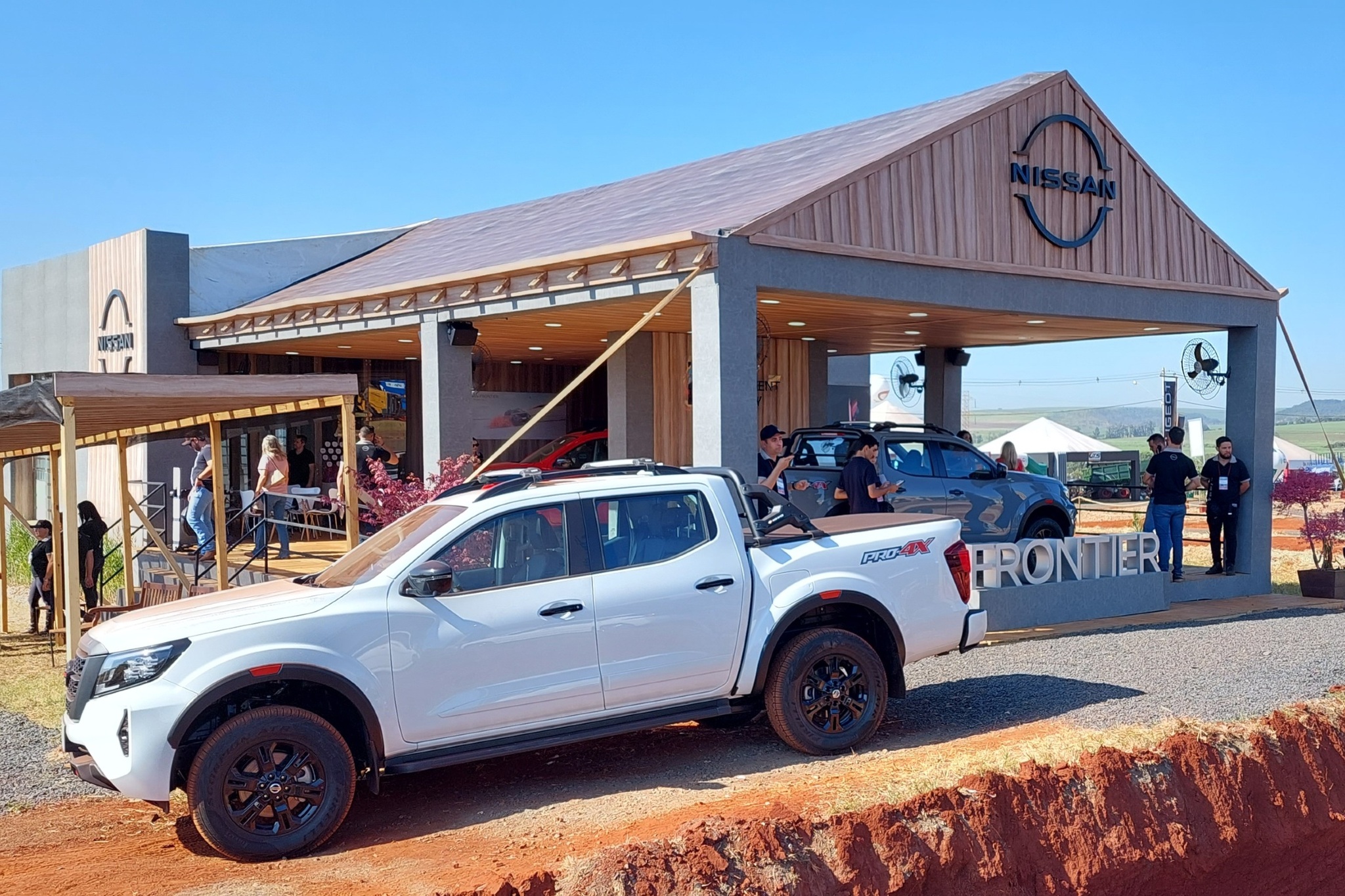 Nova Nissan Frontier no estande da Nissan na Agrishow