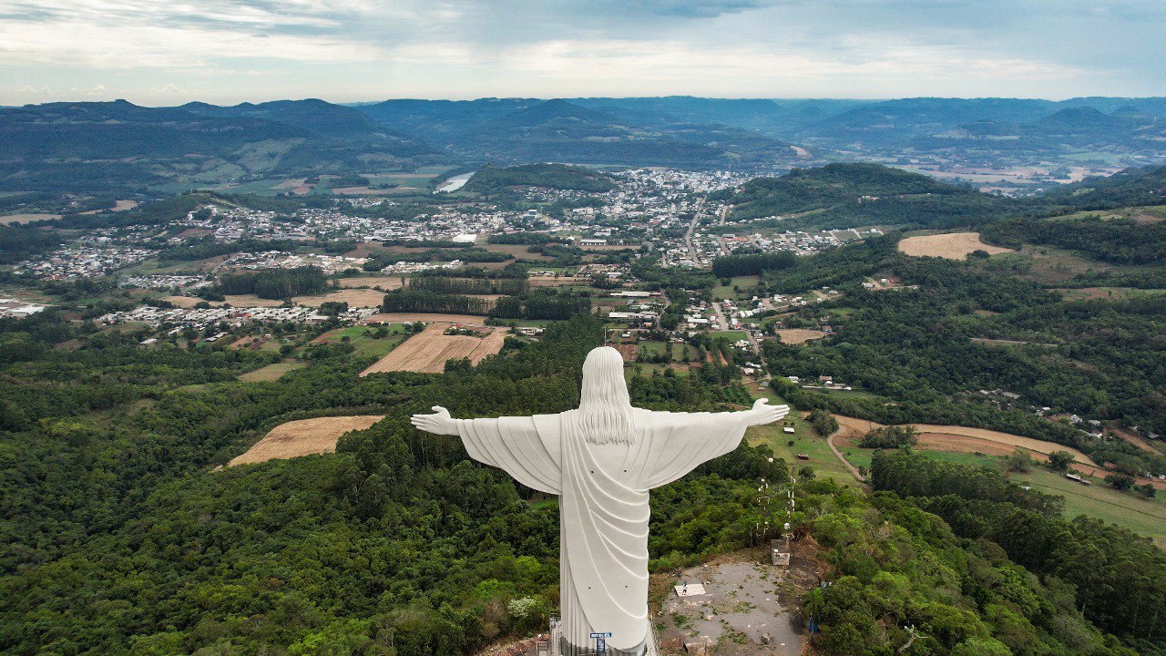 Cristo Protetor de Encantado, no Vale do Taquari, a 143 km de Porto Alegre