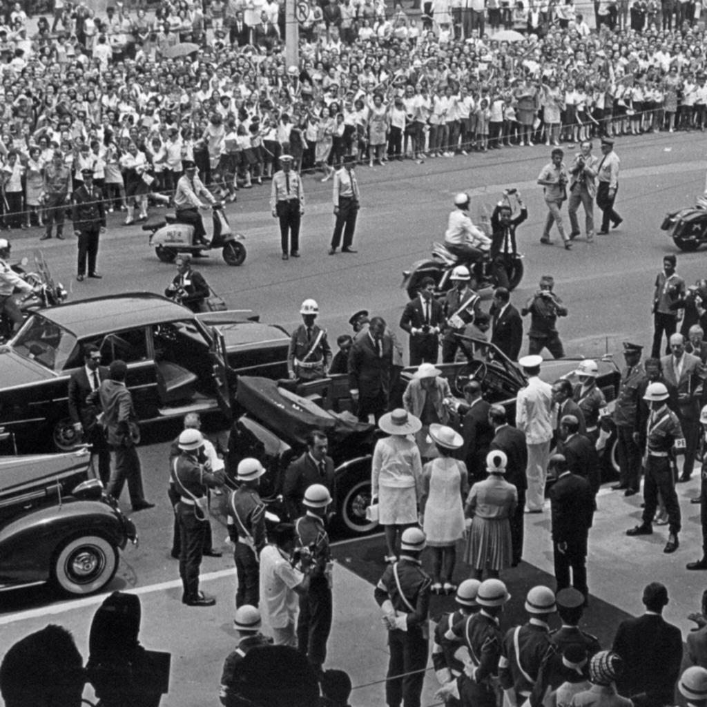 A inauguração do MASP na Avenida Paulista contou com a presença da Rainha Elizabeth II