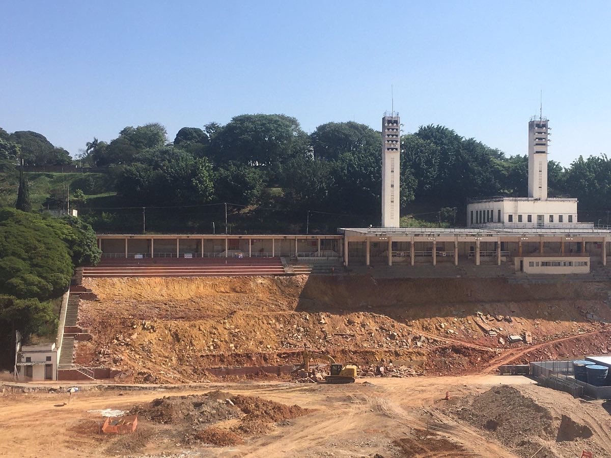 Estádio do Pacaembu com arquibancada em ruínas, em foto de maio de 2022