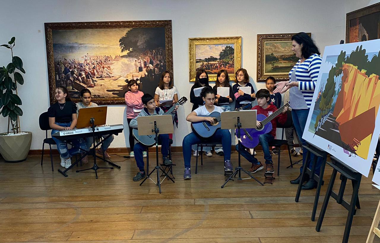 Alunos da Escola Municipal de Música Romário Antônio Barbosa em visita a exposição Ilustre Porto 