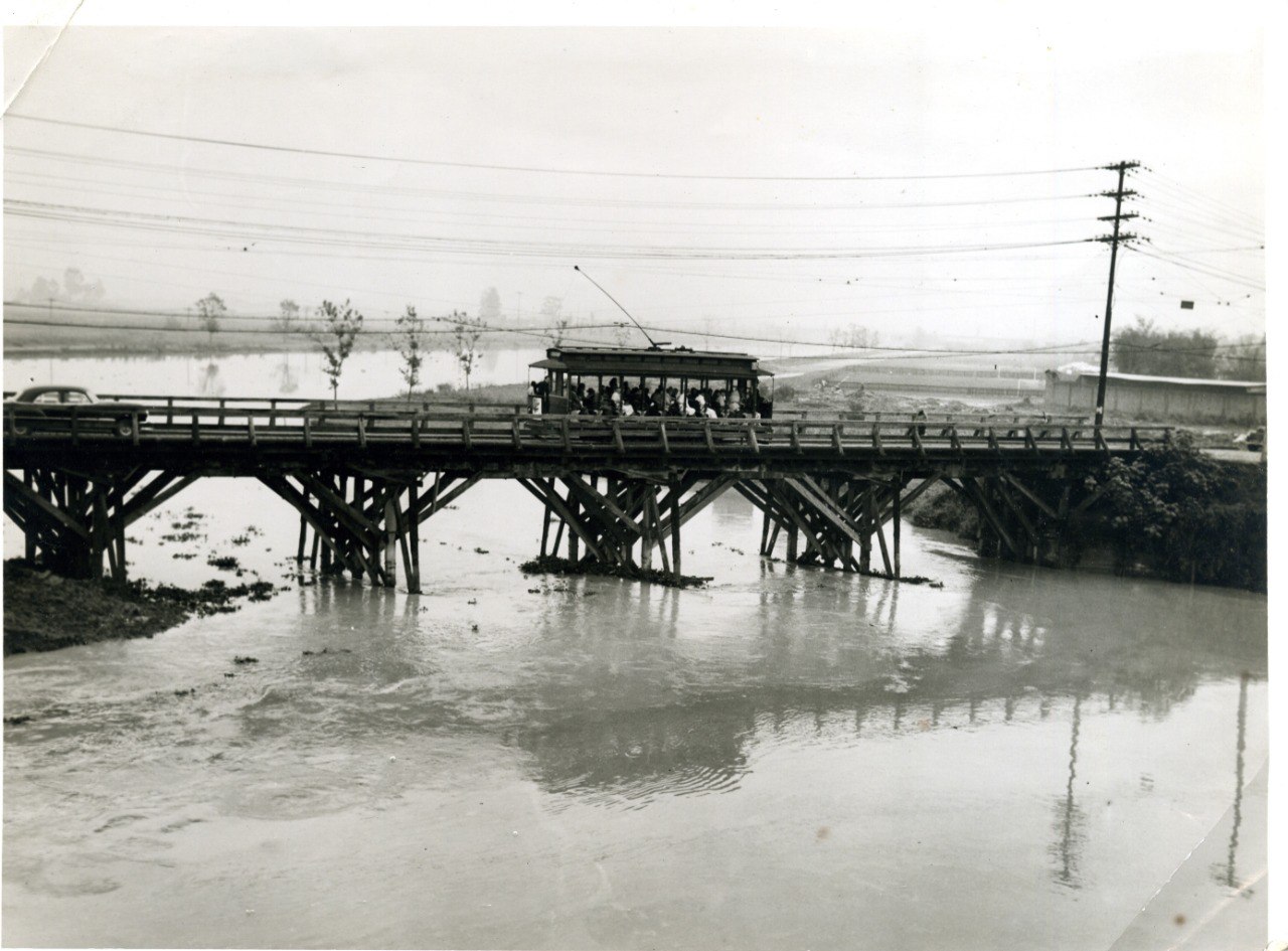 Vista de bonde durante travessia da ponte velha do bairro da Casa Verde, em 1952 