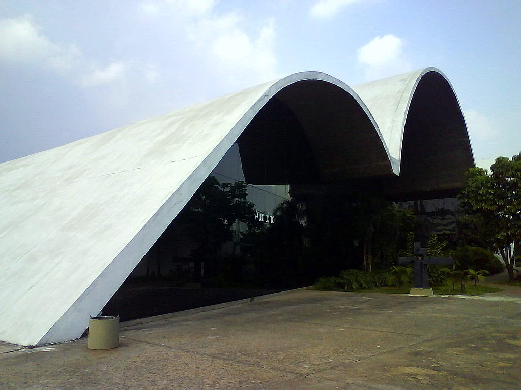 Oscar Niemeyer foi o arquiteto responsável e aplicou  no Memorial da América Latina algumas técnicas já utilizadas em seu projeto da Igreja da Pampulha