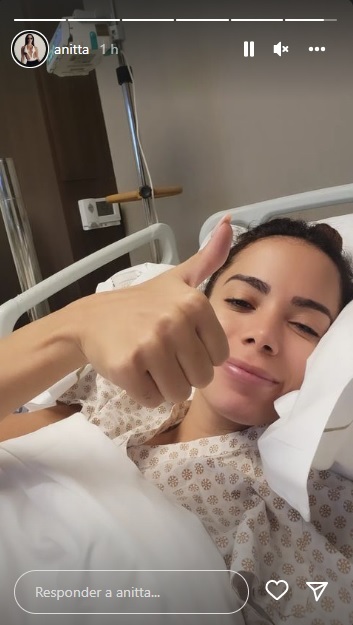 Anitta posta foto no hospital 