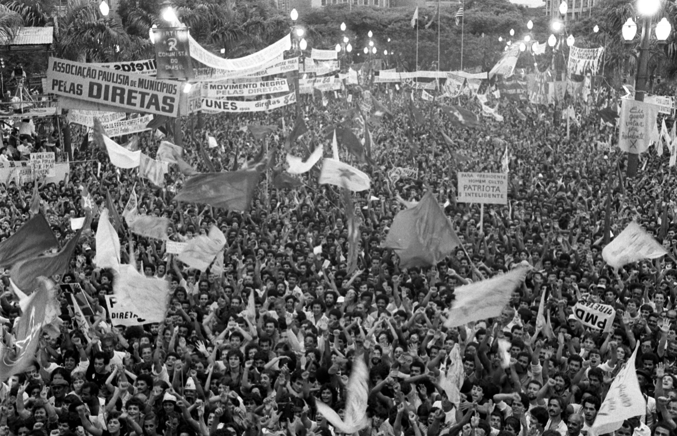 Multidão concentrada na Praça da Sé pelas Diretas Já, em 1984 