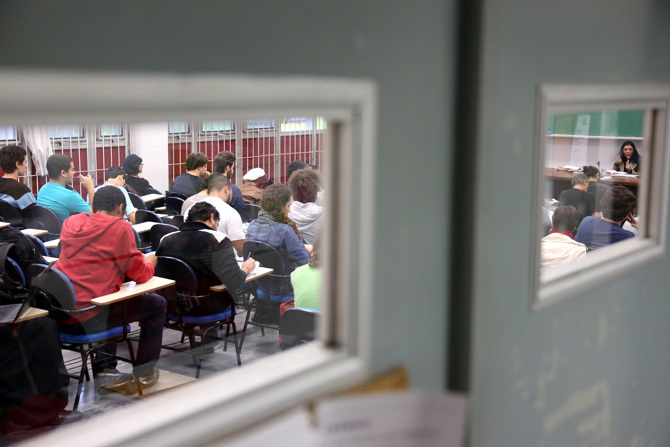 Limitações no orçamento afetam áreas consideradas estratégicas para o governo como petróleo e agro; na foto, uma aula de Filosofia com a professora Silvana Ramos na USP