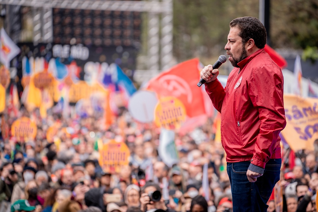 Guilherme Boulos durante ato de campanha na cidade de São Paulo