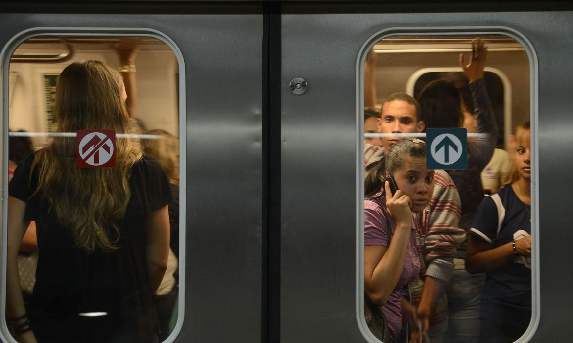 Pessoas dentro de um vagão no Metrô de SP