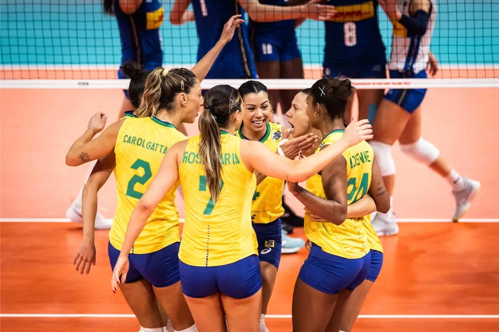 Seleção brasileira de vôlei feminino na partida contra a Itália