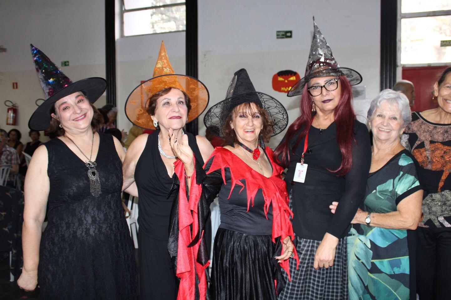 Os idosos fizeram questões de se fantasiar para prestigiar a Festa da Melhor Idade em Taboão da Serra