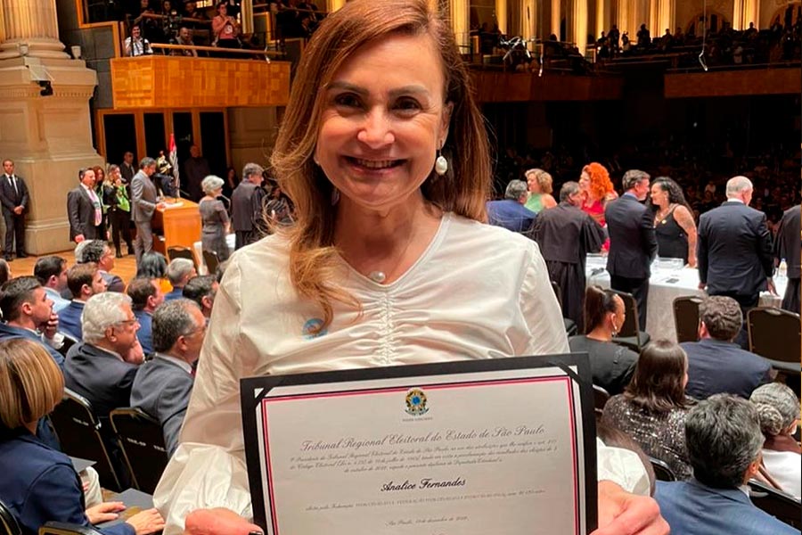 A deputada estadual Analice Fernandes durante diplomação do seu sexto mandato