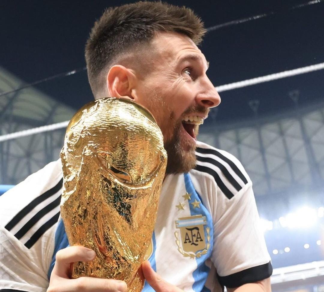 Post de Lionel Messi com a taça da Copa do Mundo faz sucesso estrondoso no Instagram